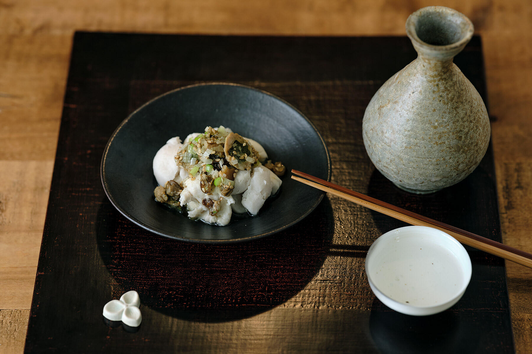 旨味たっぷりのオイルで食べる"蒸し里芋の牡蠣だれ”