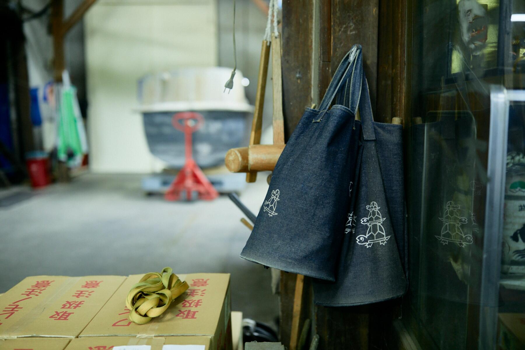 亀三代のイラスト入りバッグ