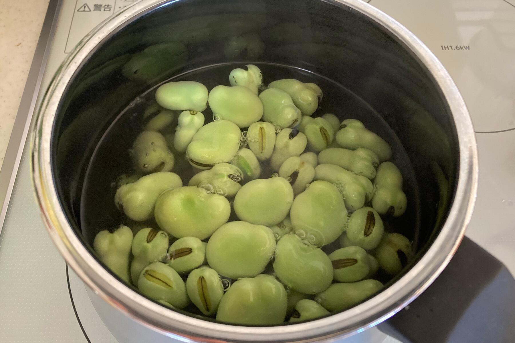 そら豆をゆでる