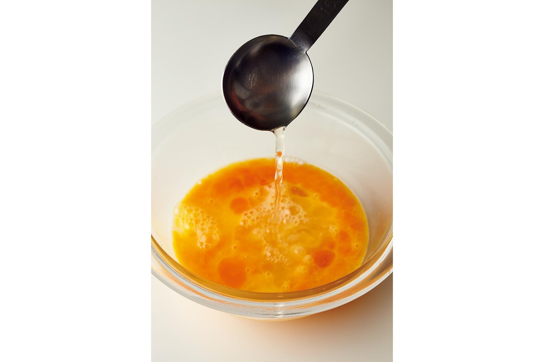 卵を割りほぐす