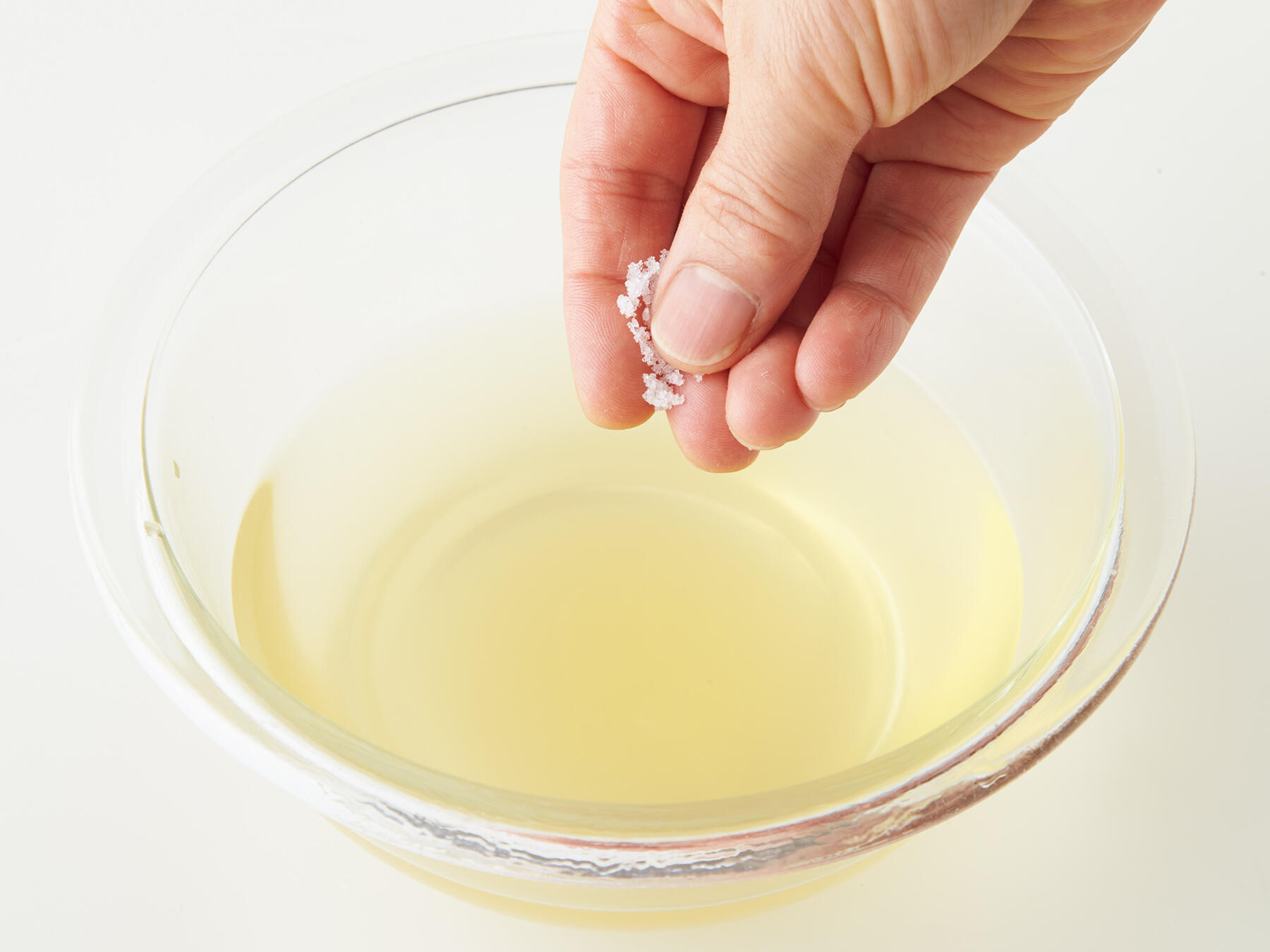 だし汁、醤油、塩を混ぜる