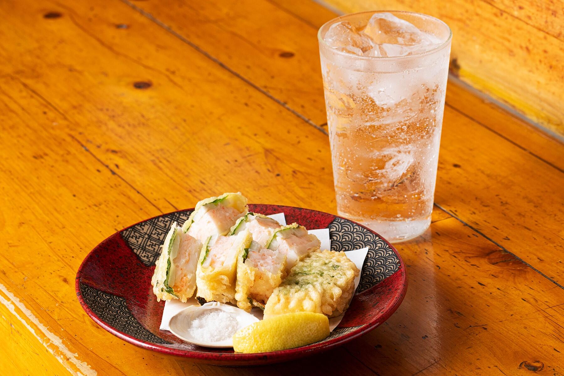 ソーダ割りとレンコンの海老すり身はさみ揚げ