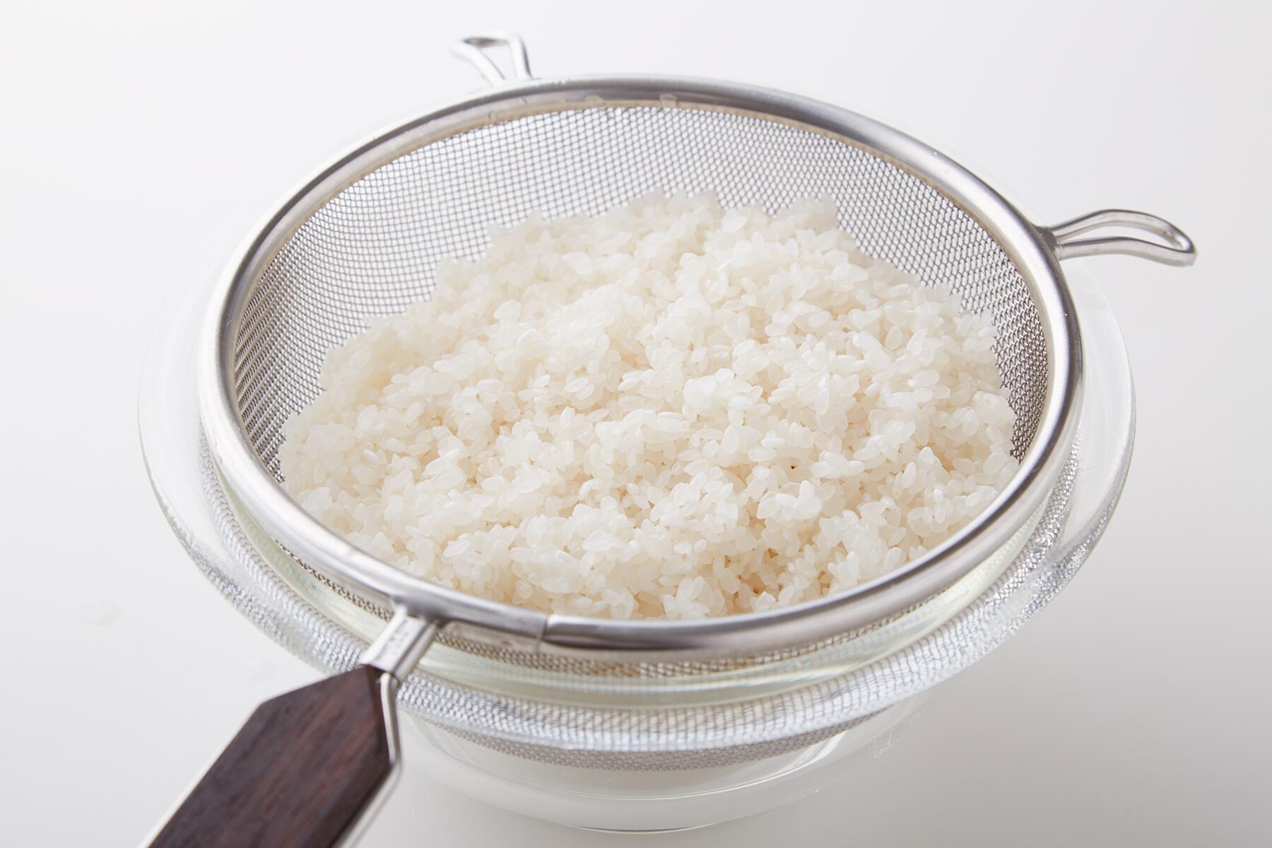 ザルにあげて水をきる