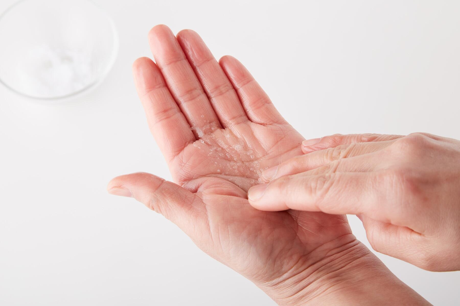 塩を手のひらにまぶす