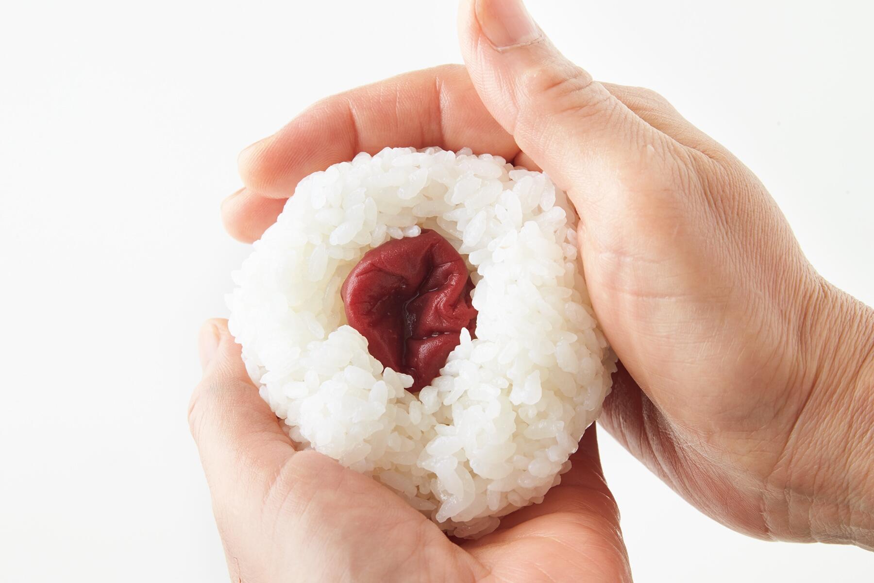 ご飯を丸くまとめる