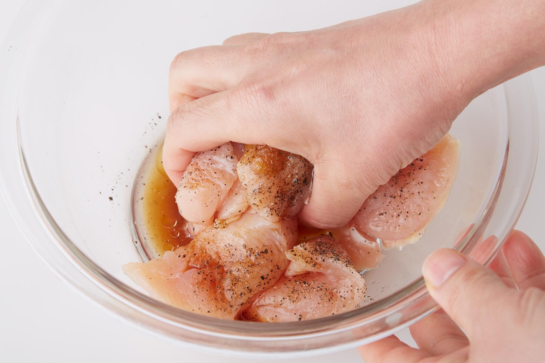 鶏肉に下味をつける