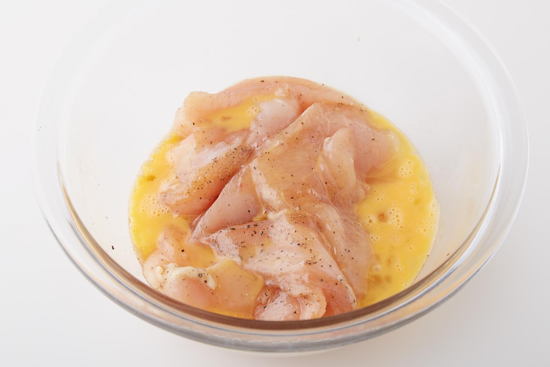 卵に鶏肉を加える