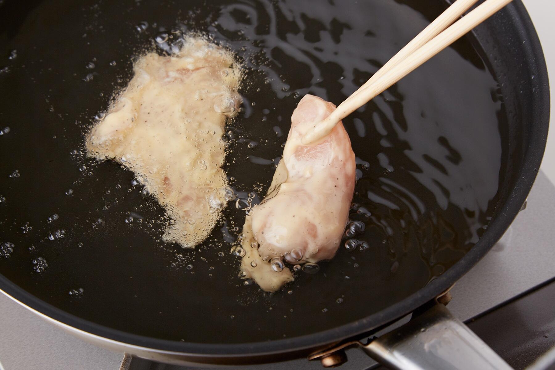 鶏肉を1切れずつ揚げる