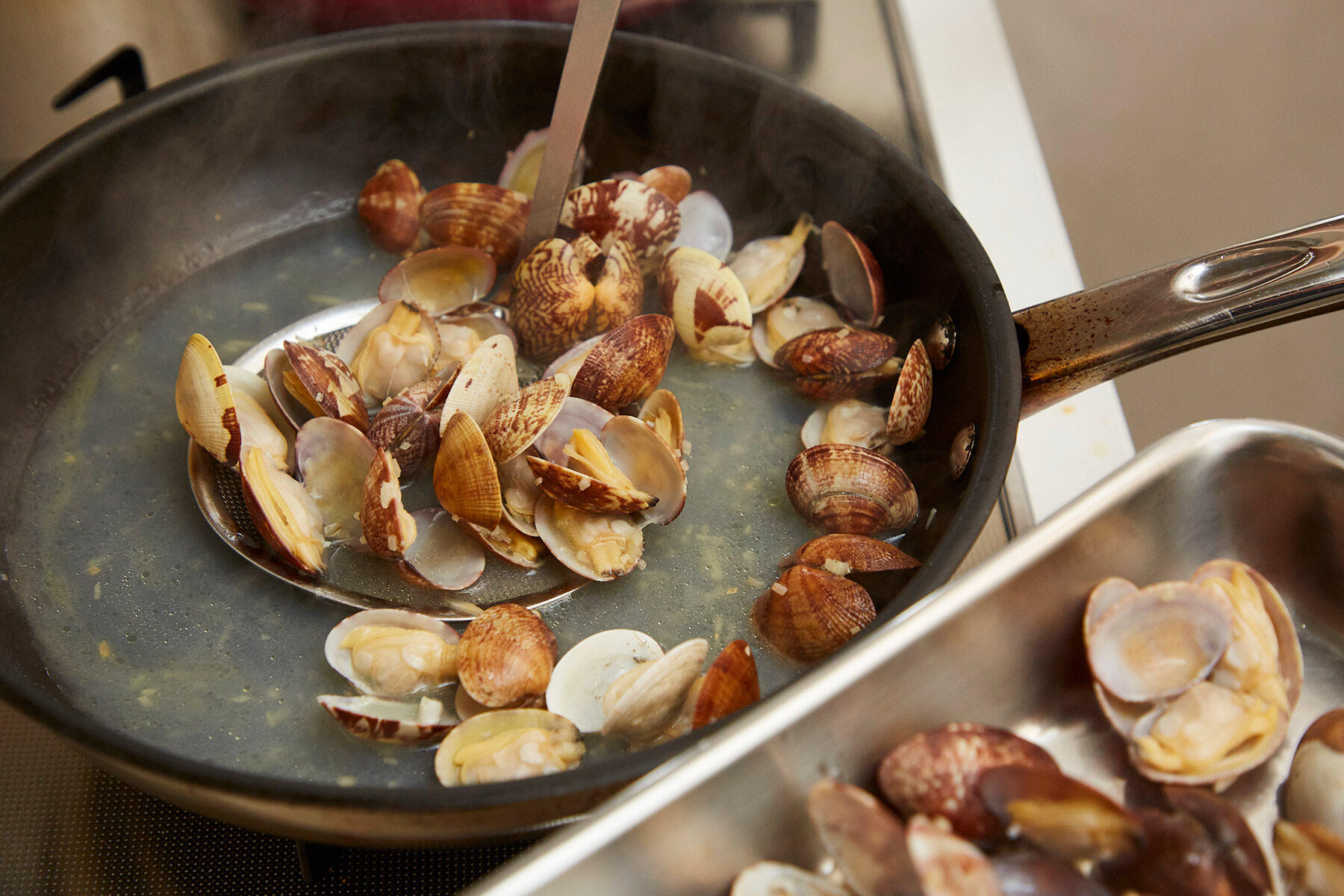あさりを加熱する