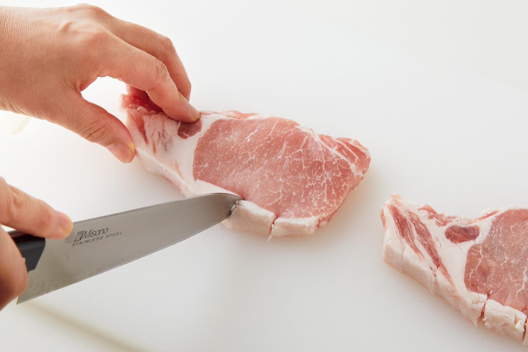 豚肉に切り込みを入れる