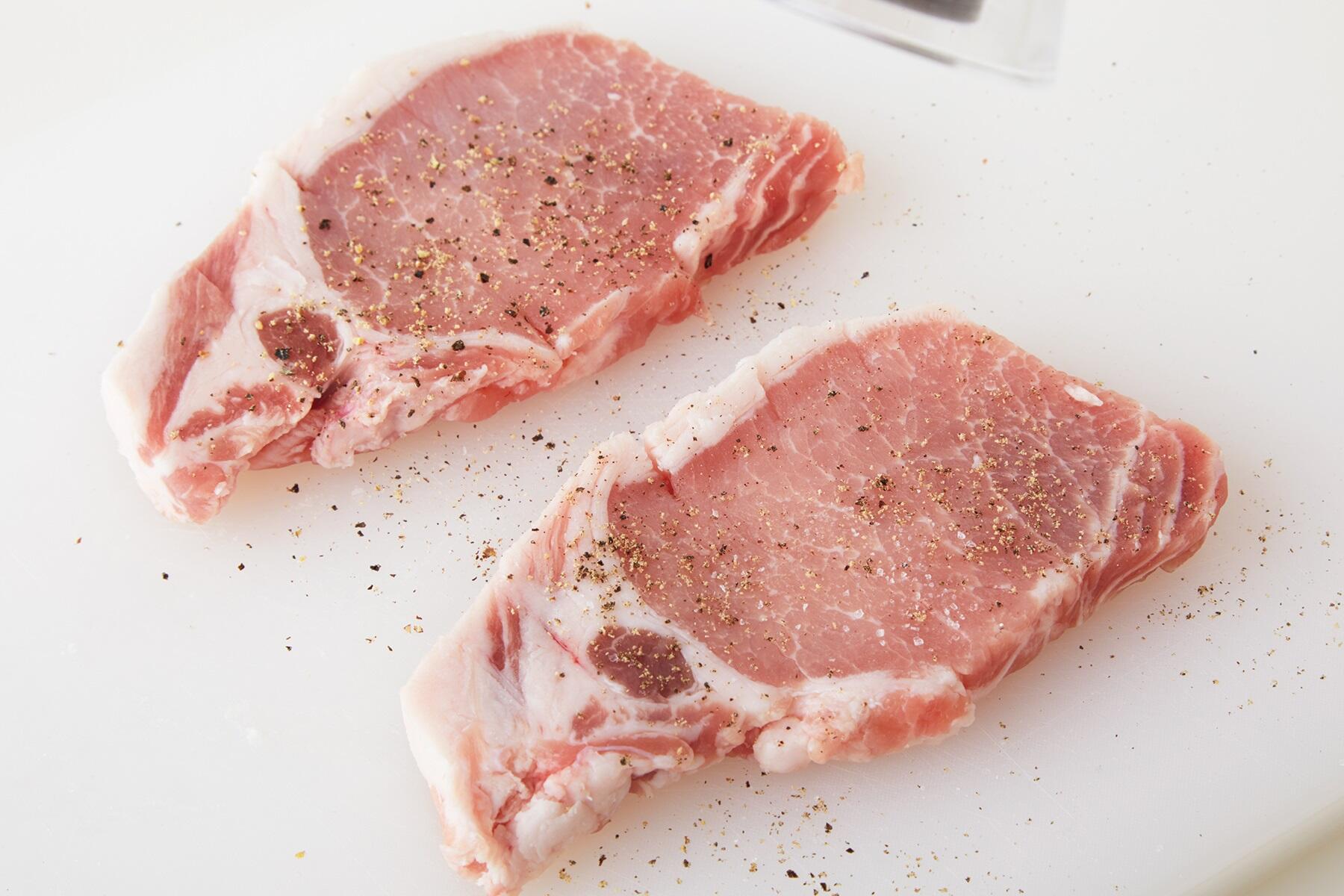 塩、胡椒をふる