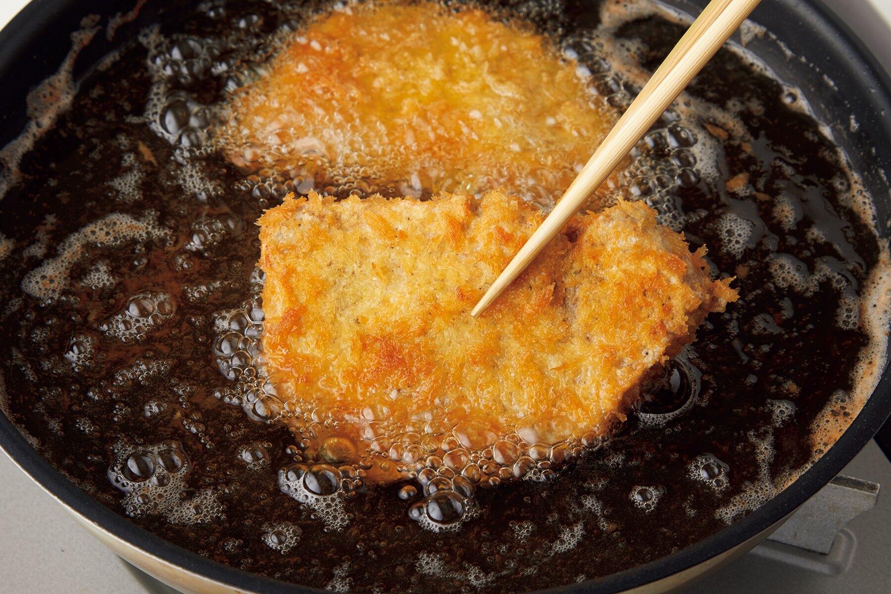 裏に返してさらに揚げる