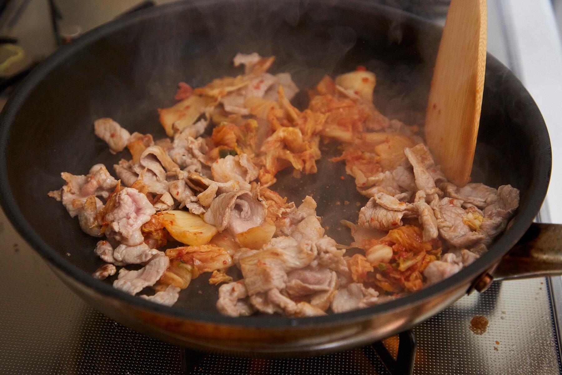豚肉とキムチを炒める
