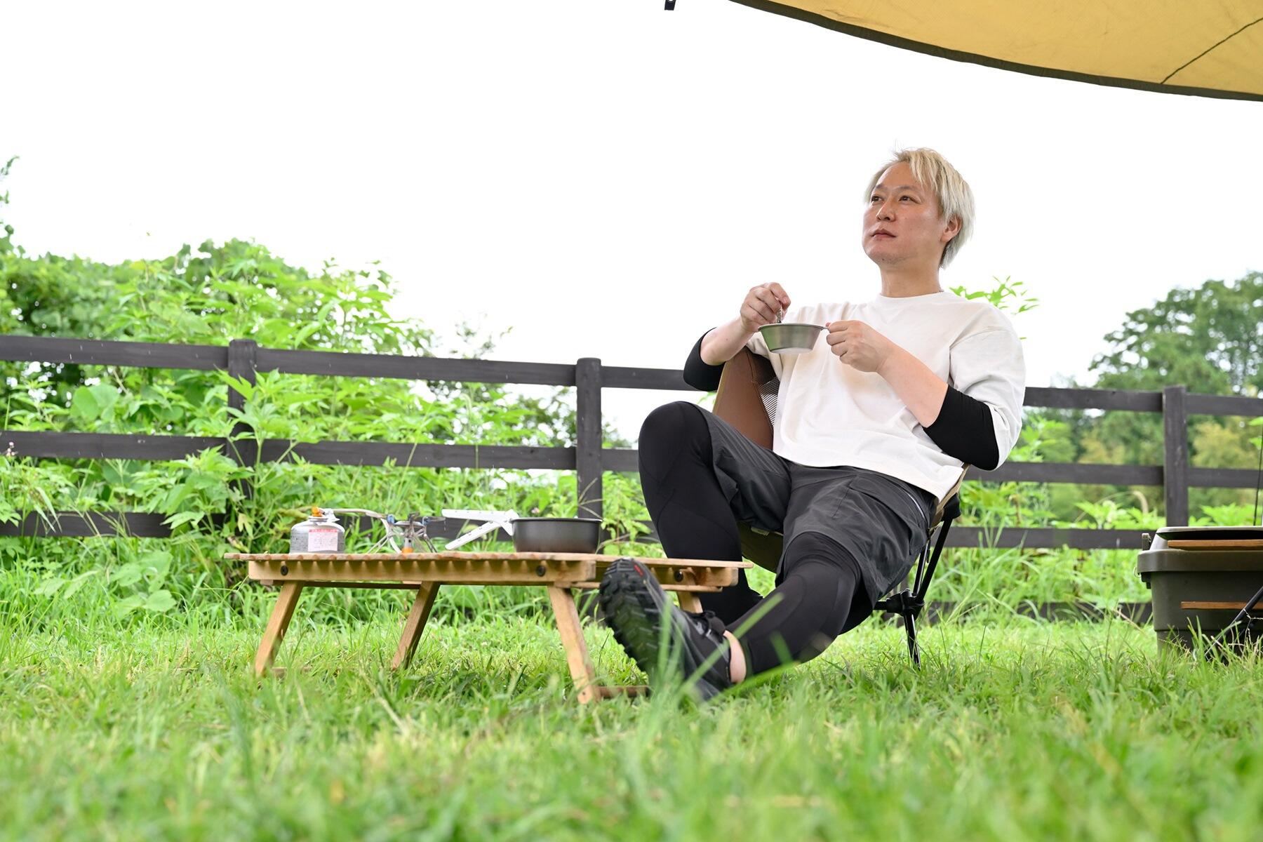 野外でくつろぐ田嶋善文さん