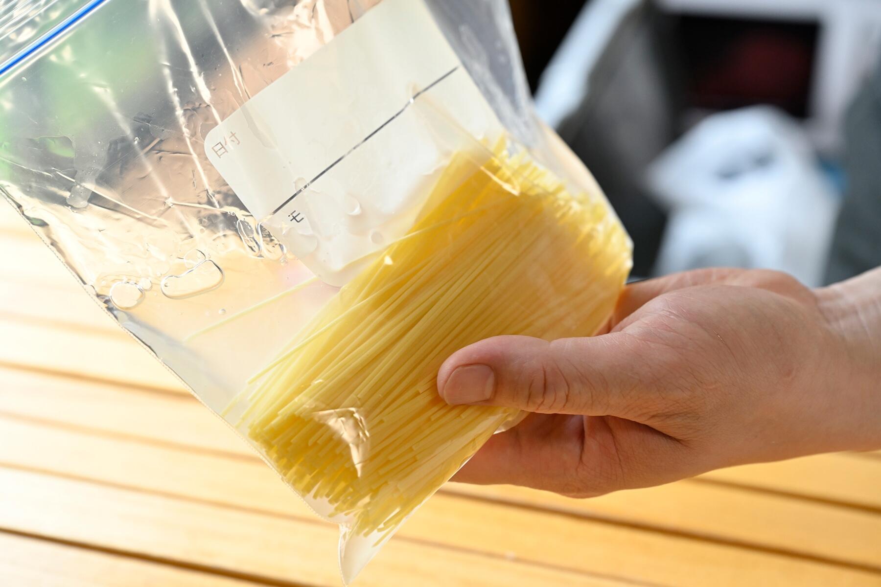サラスパを密閉袋に入れ、水につけておく