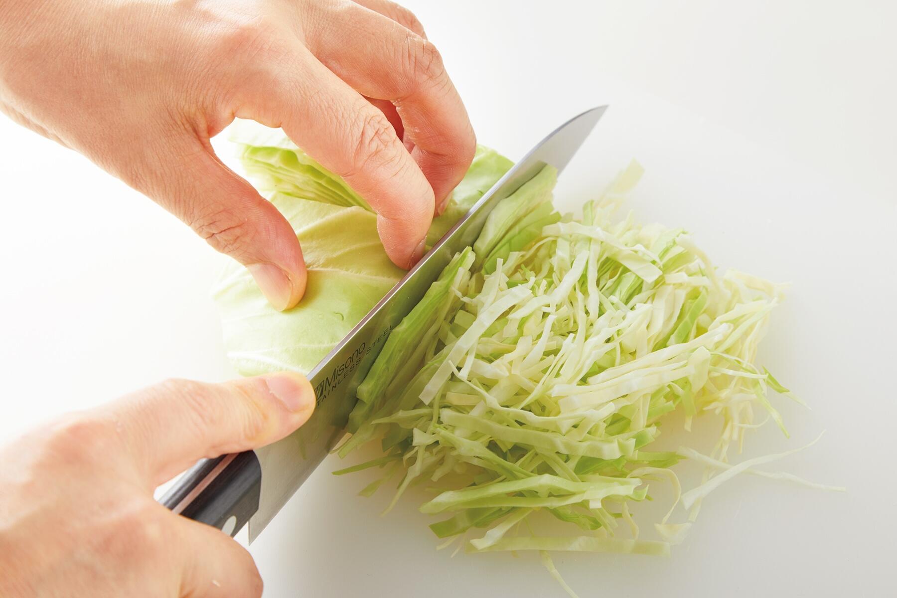 キャベツをせん切りにする