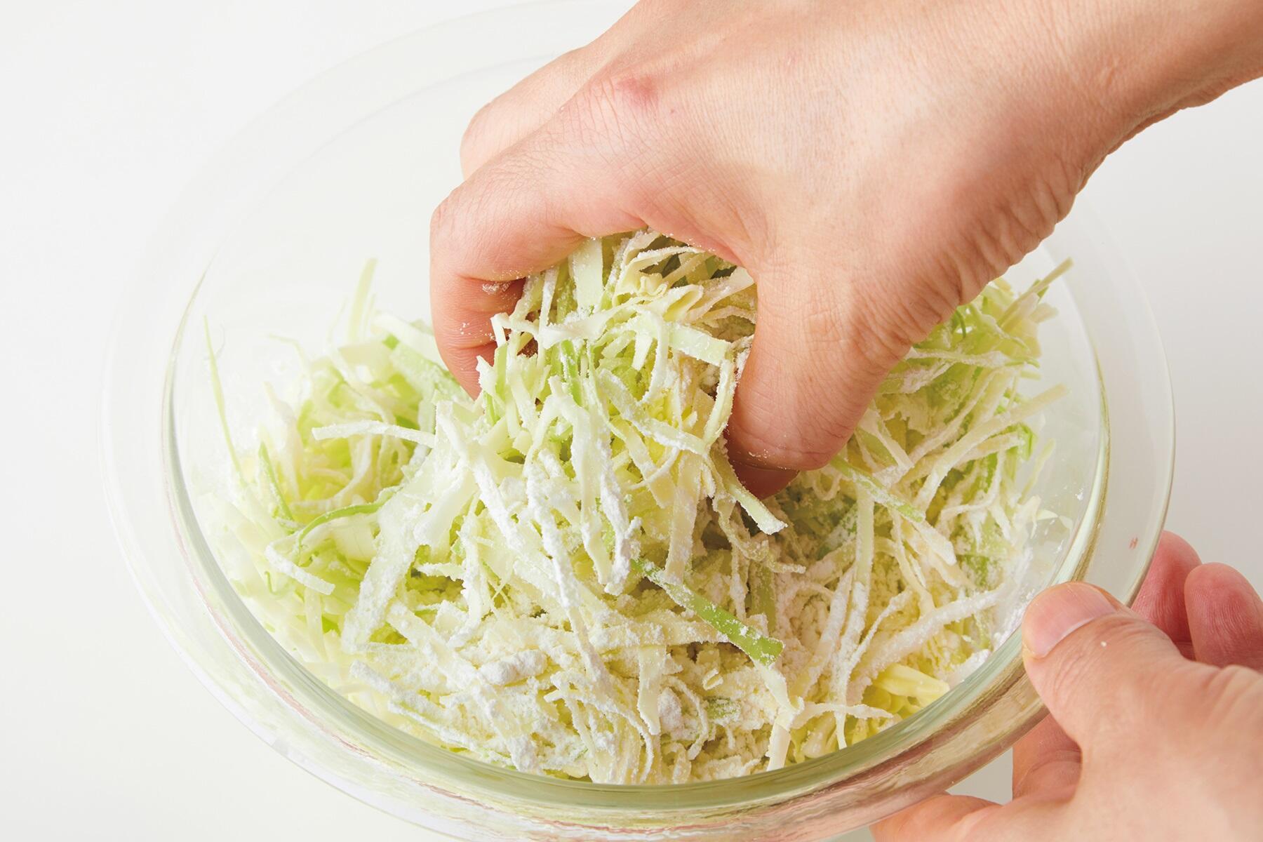 キャベツと小麦粉をまぶす