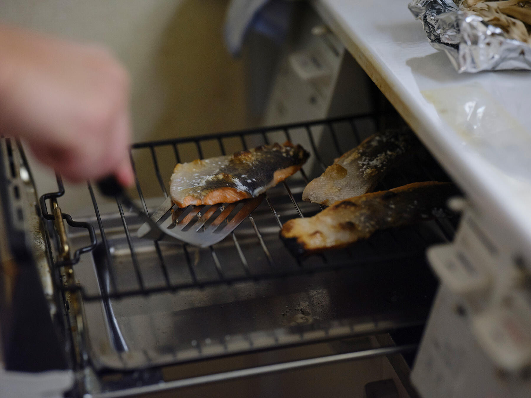  鮭と野菜を焼く