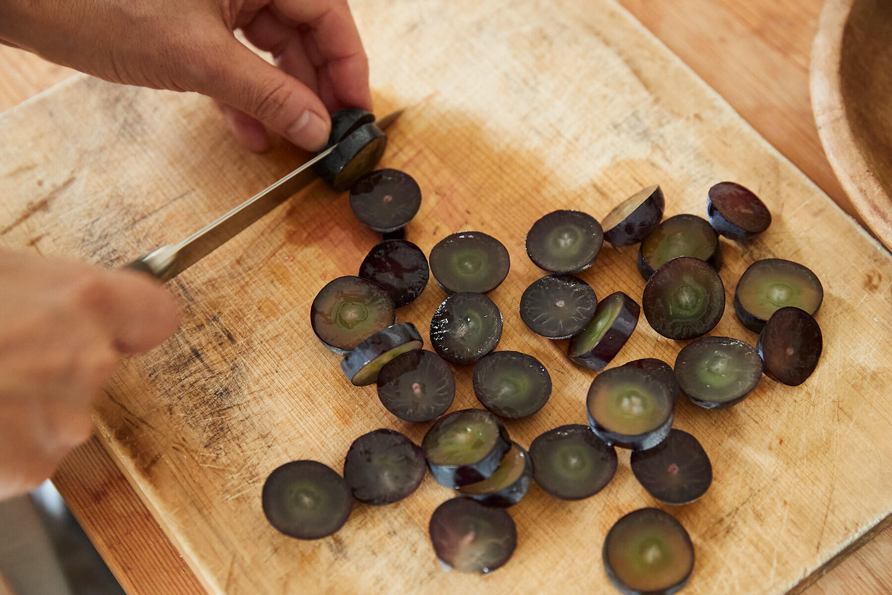 ぶどうをカットする