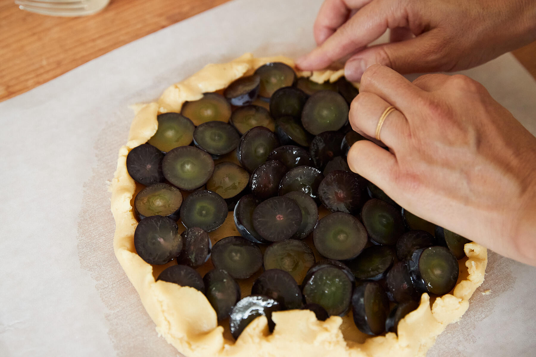 きび砂糖をふる