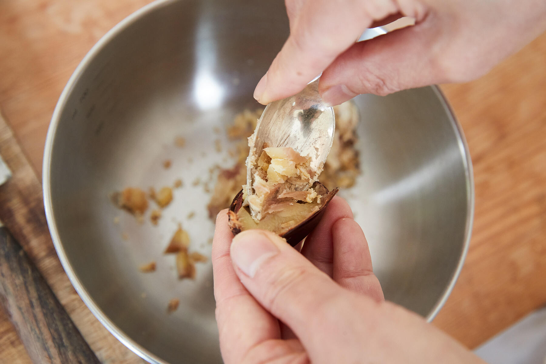 ゆで栗をかき出す