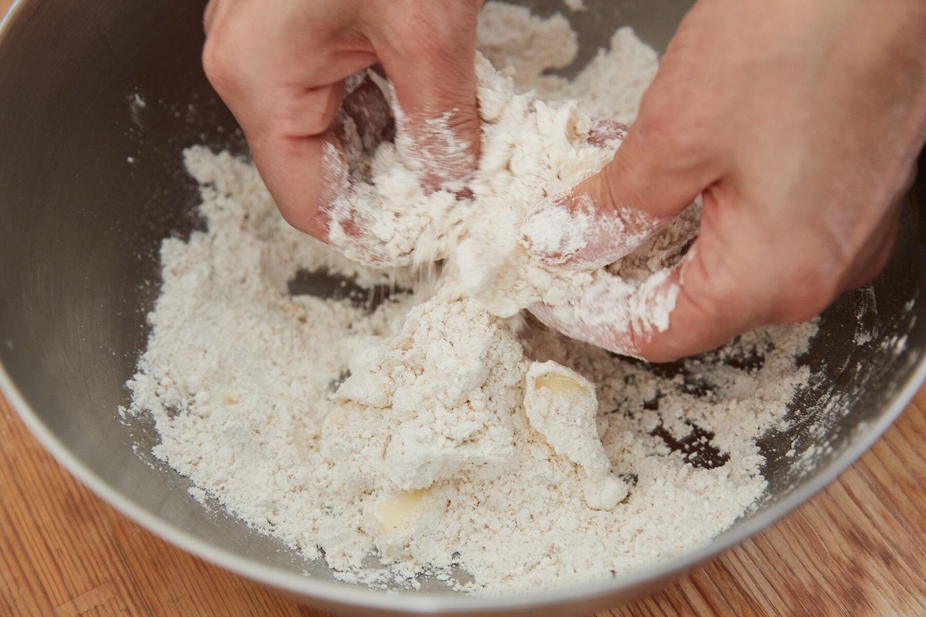 パンケーキミックスとバターを混ぜる