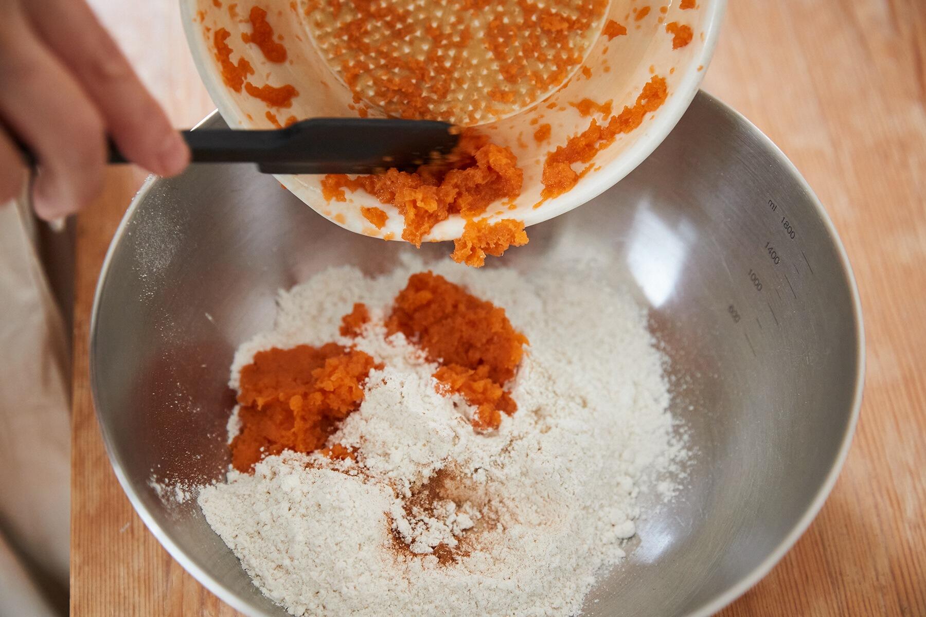 にんじんをすりおろす