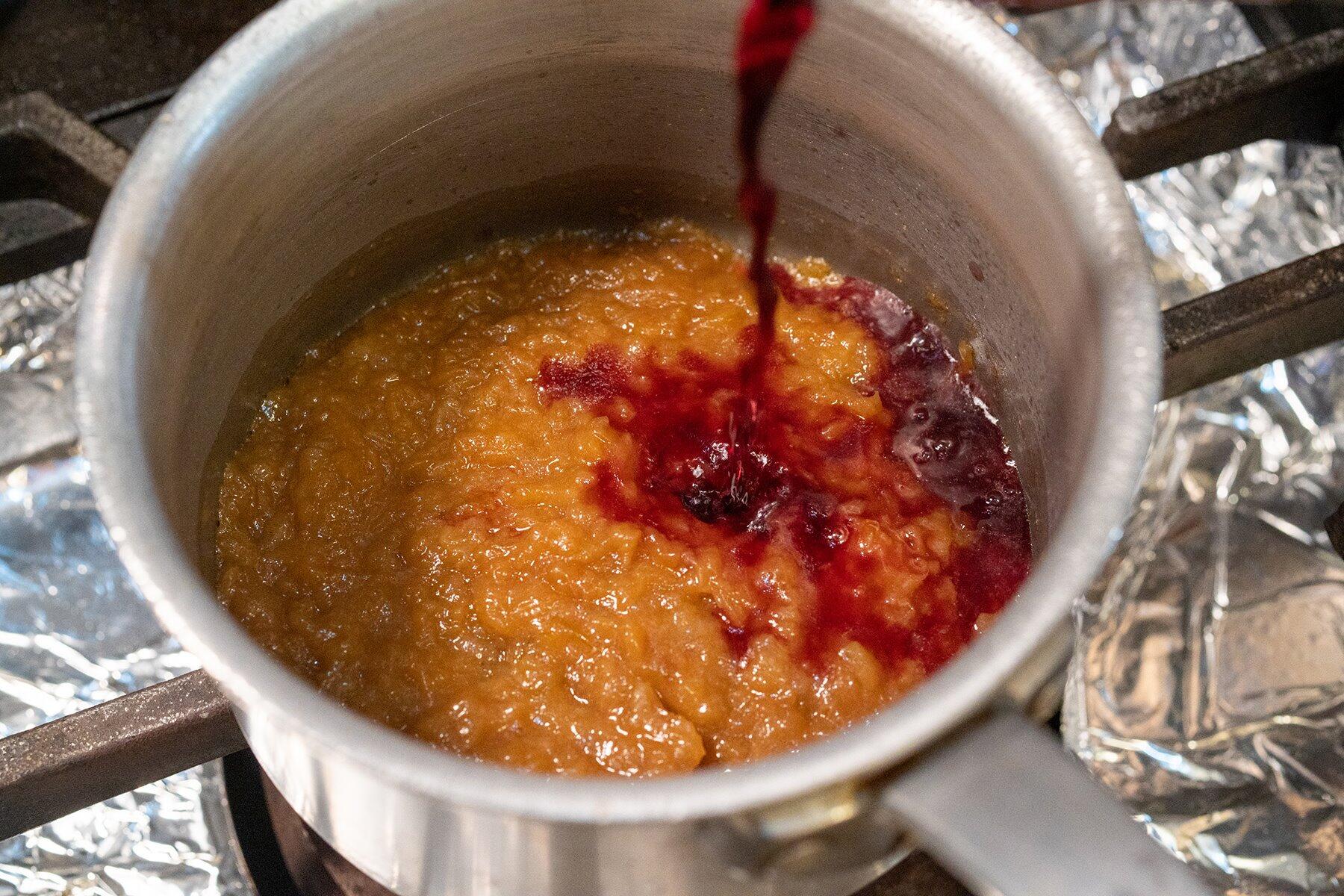 赤ワインを加える