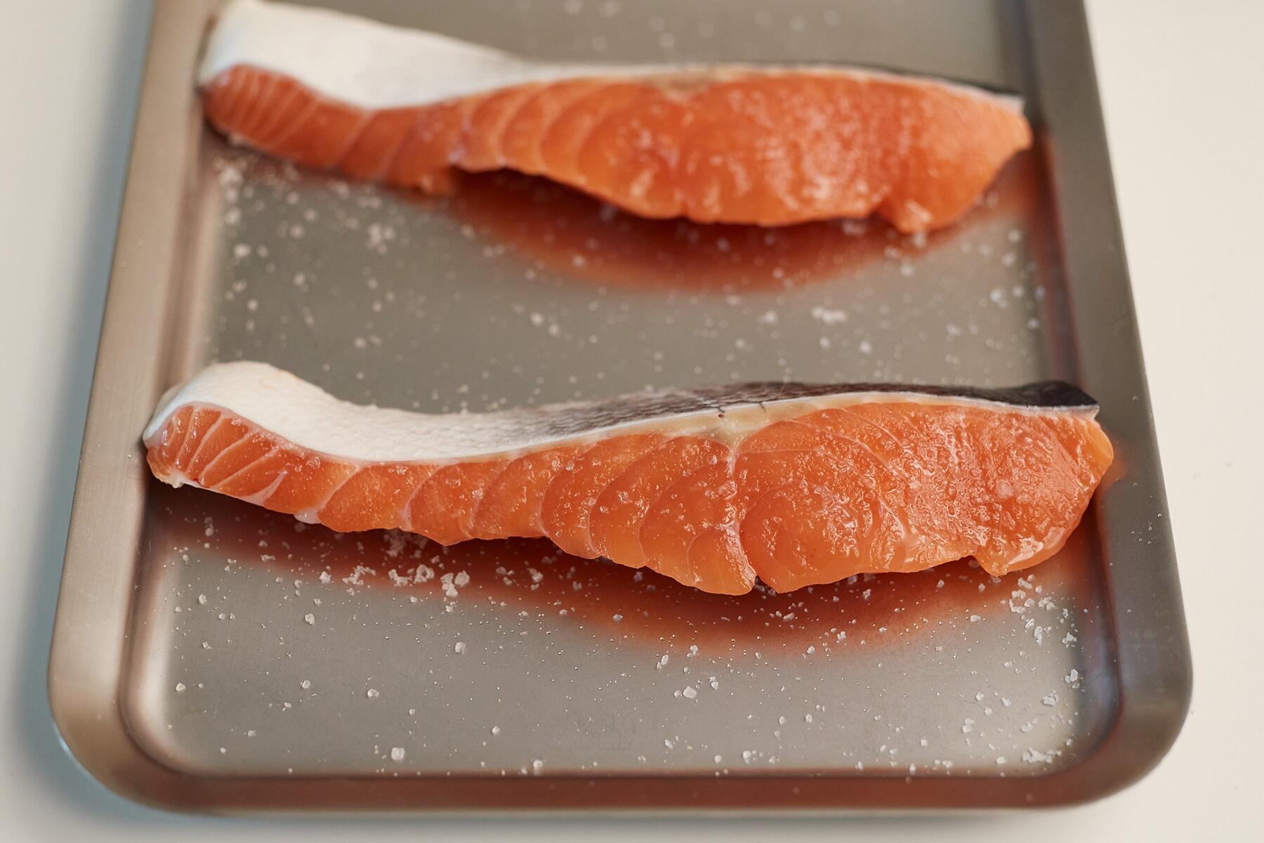 鮭に塩をふる