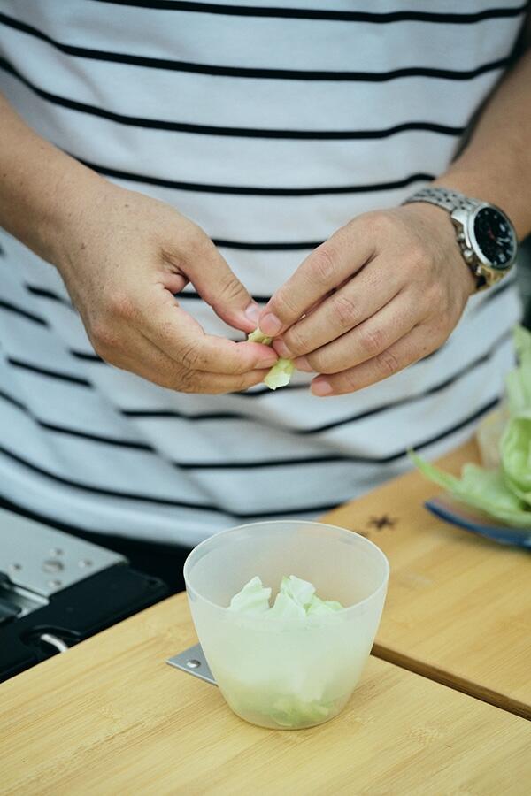 材料をカットする