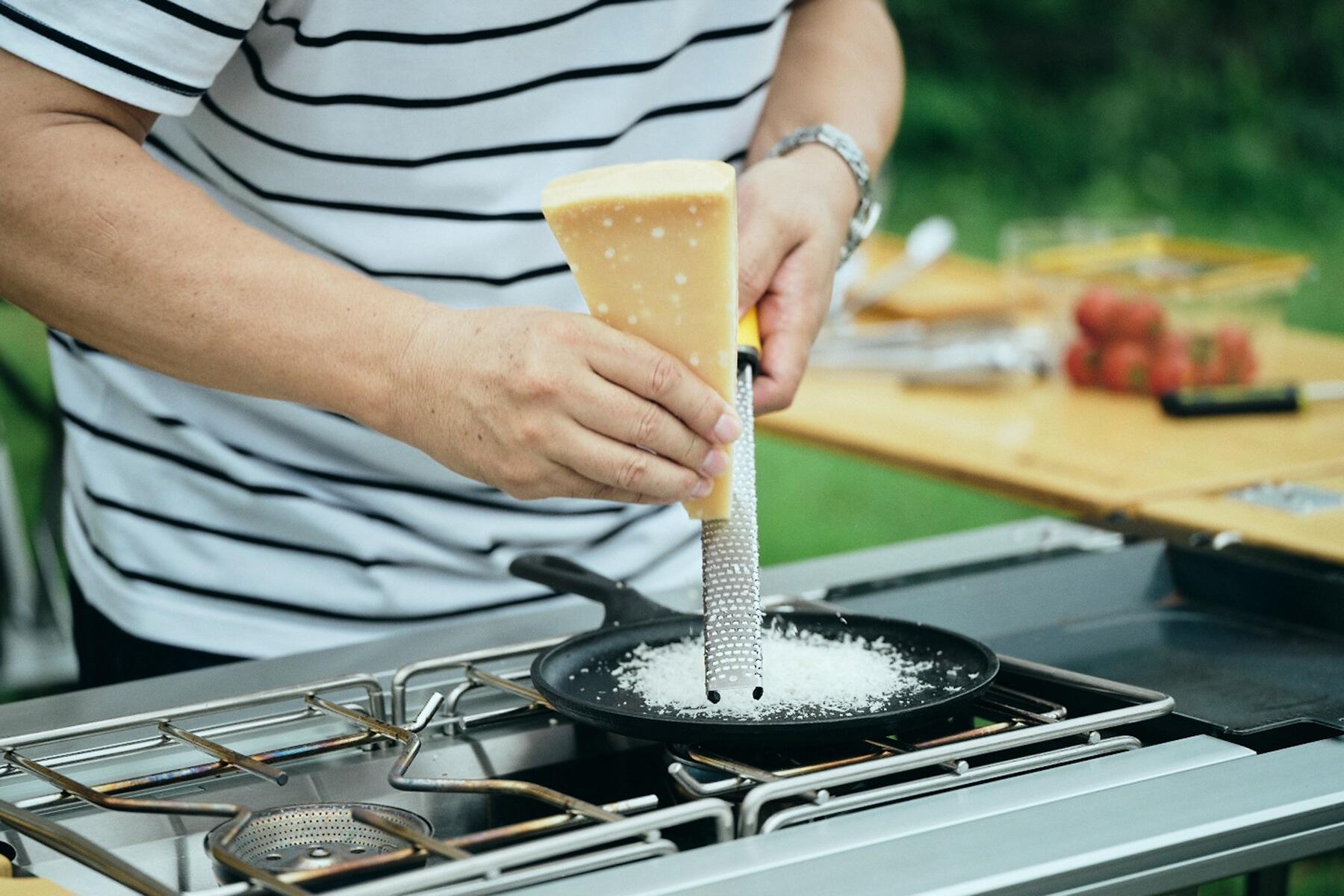 チーズをすりおろす