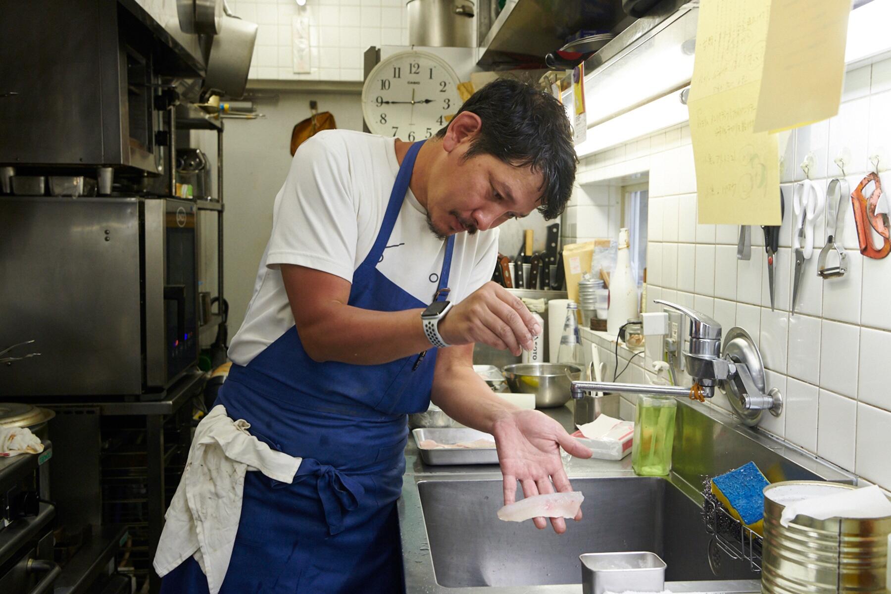 半身の魚に衣をつける