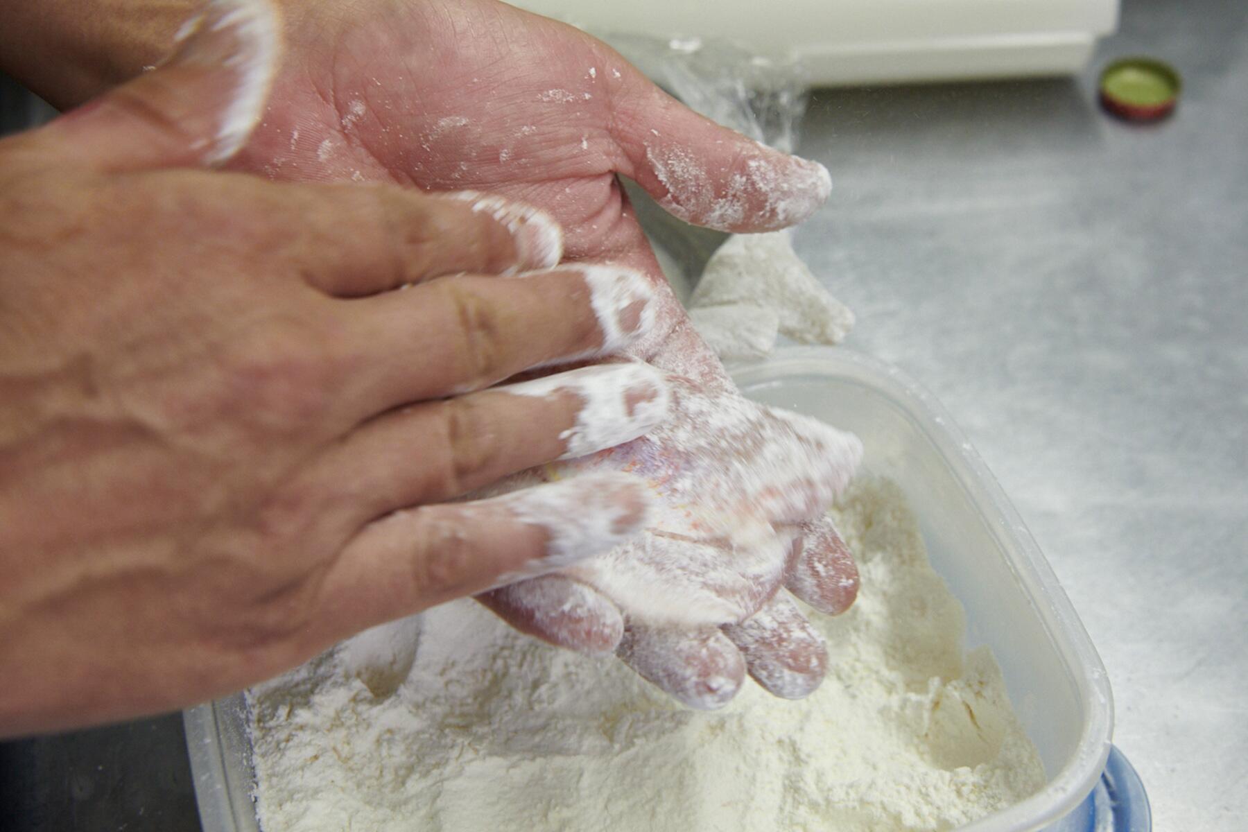 半身の魚に衣をつける