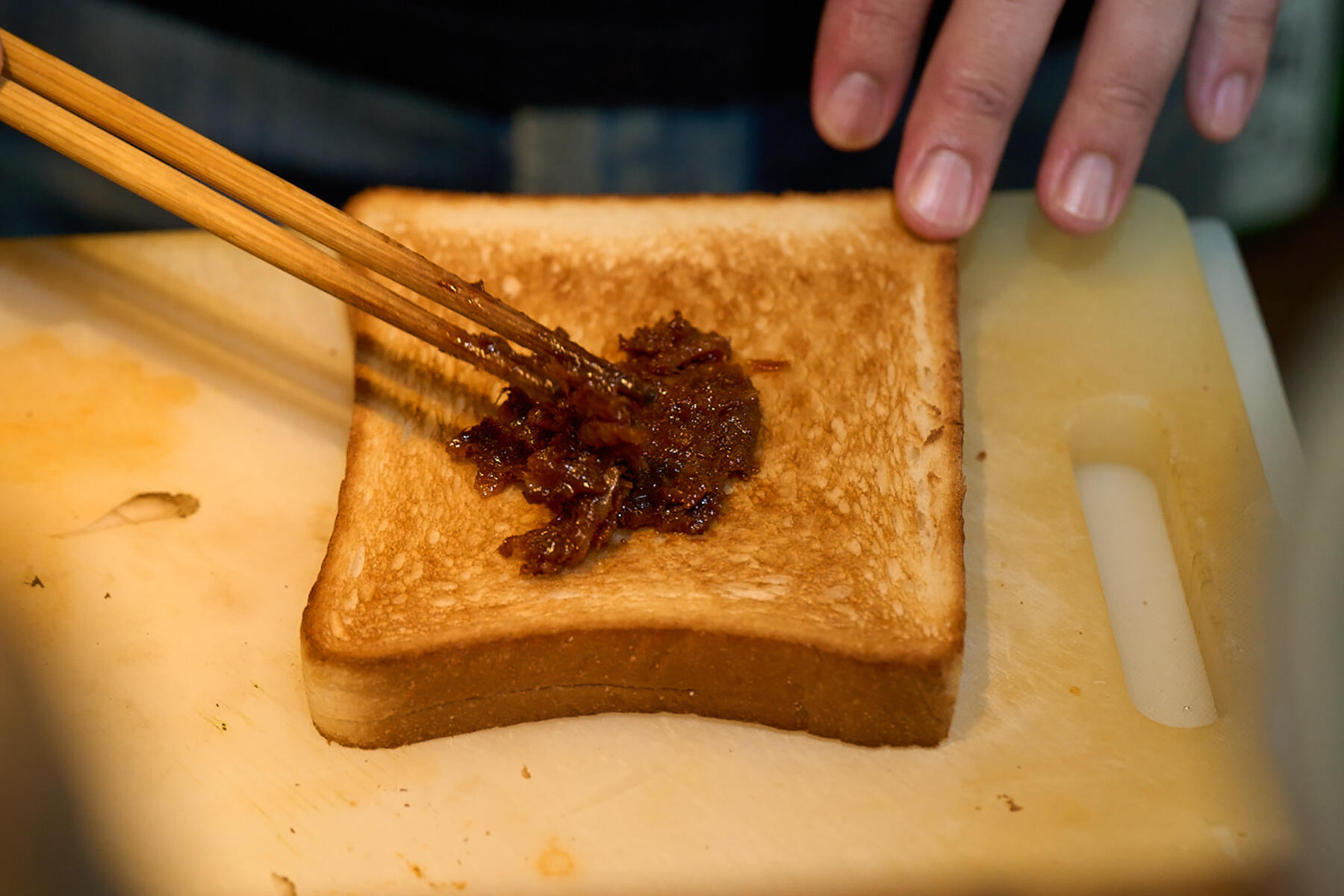 トーストに具材をのせる