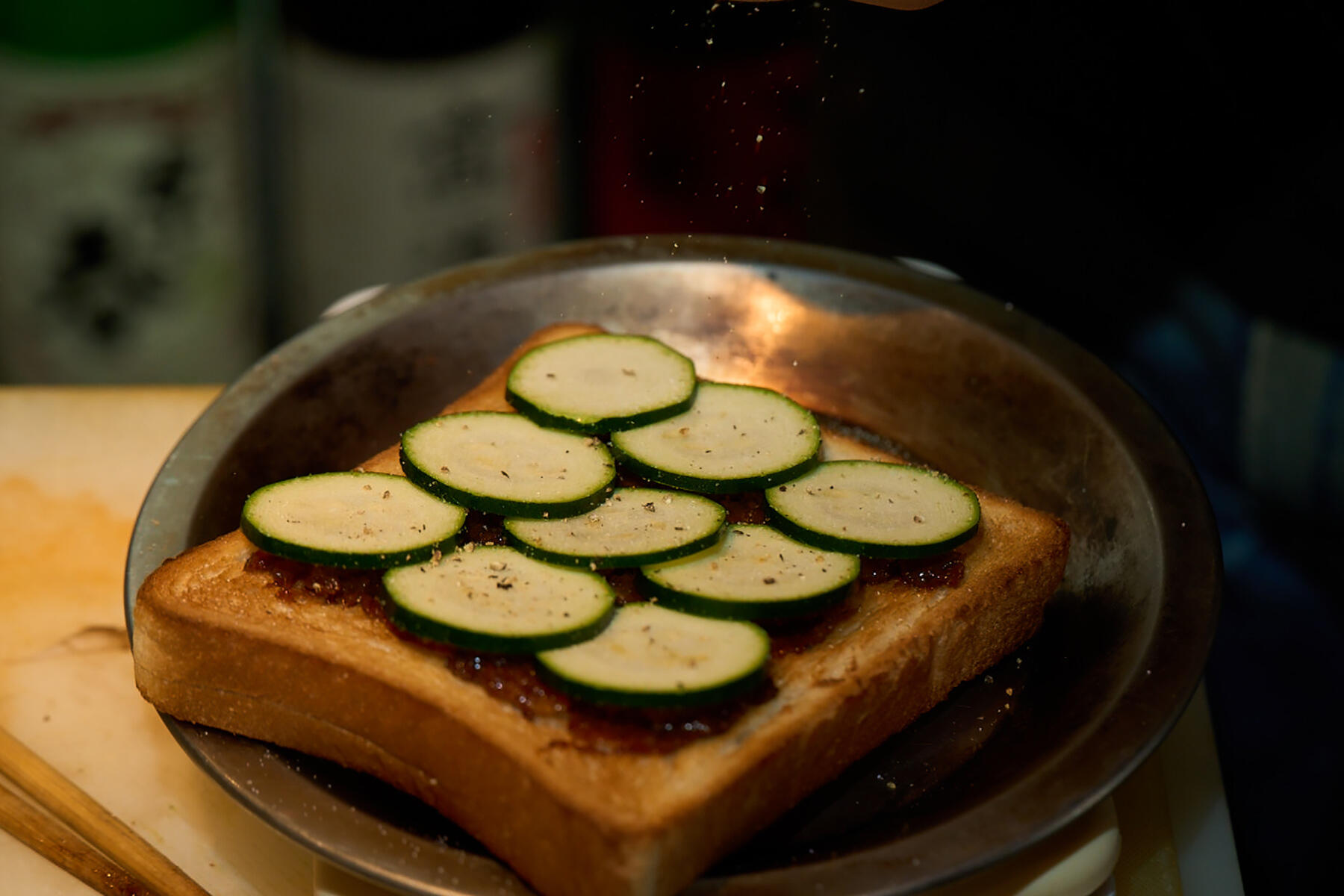 トーストに具材をのせる