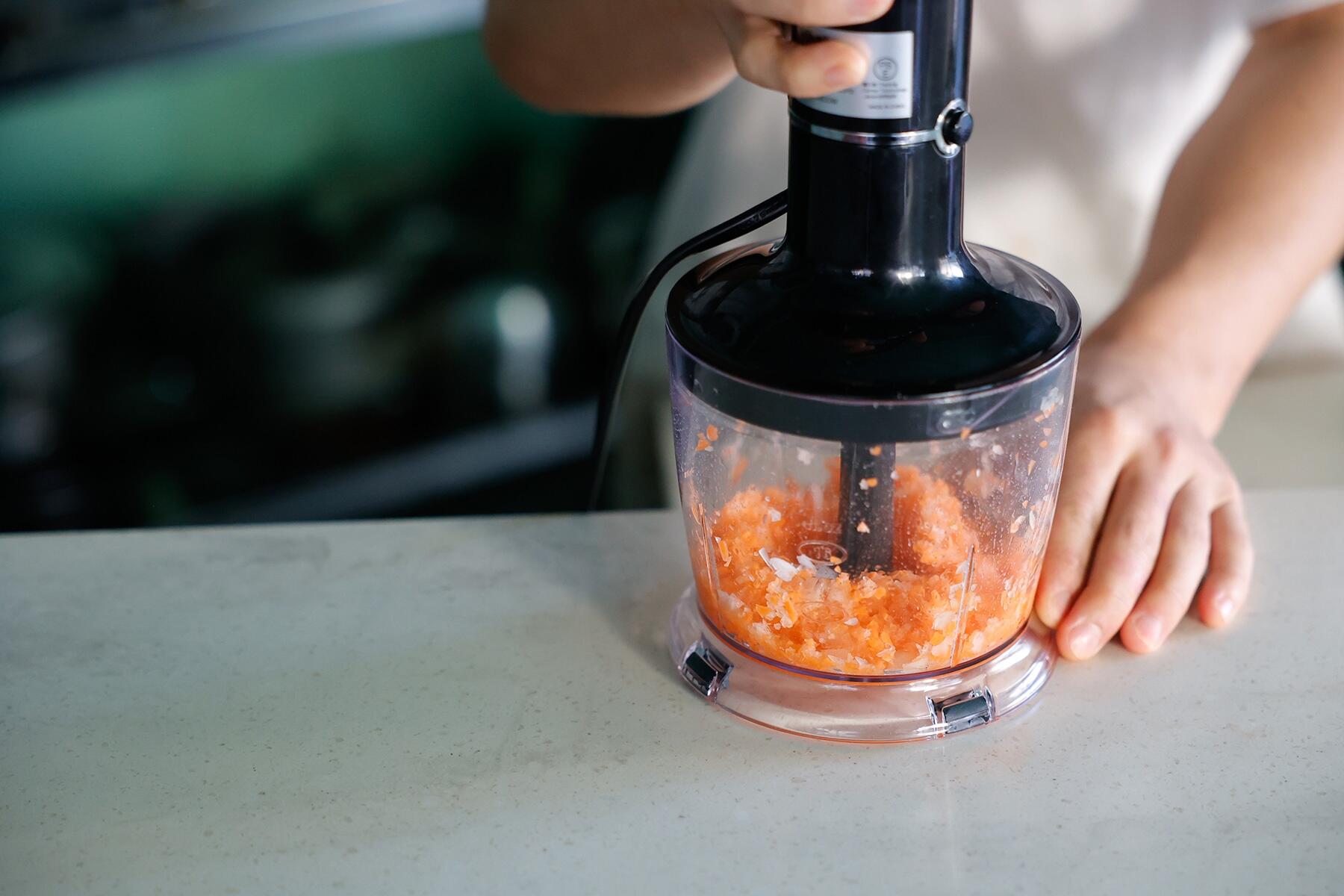 野菜をみじん切りにする