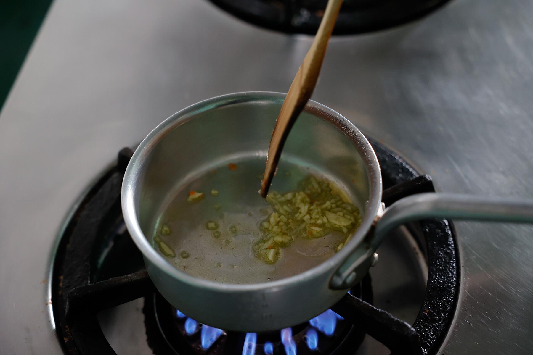 にんにくを炒め、ソフリットを加える