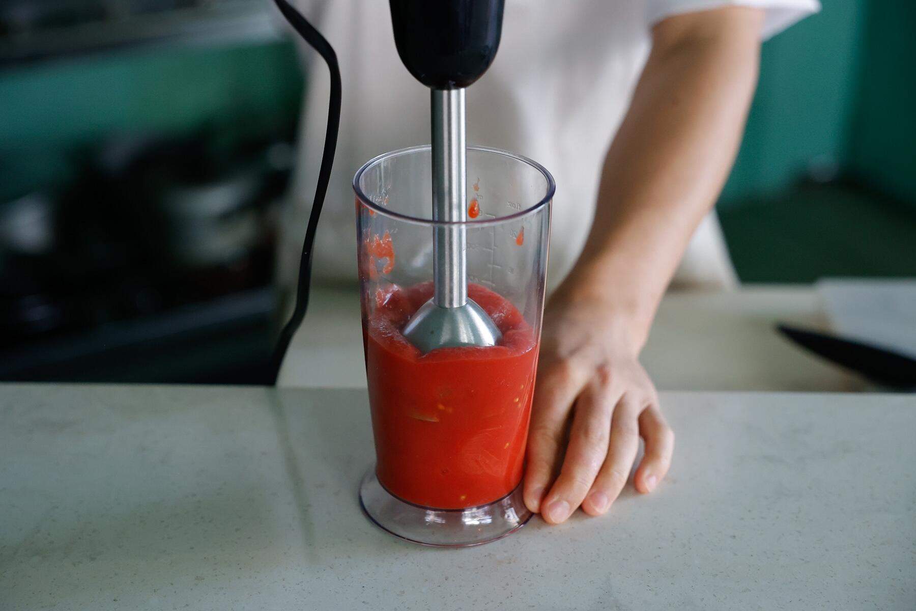 トマト水煮を潰す