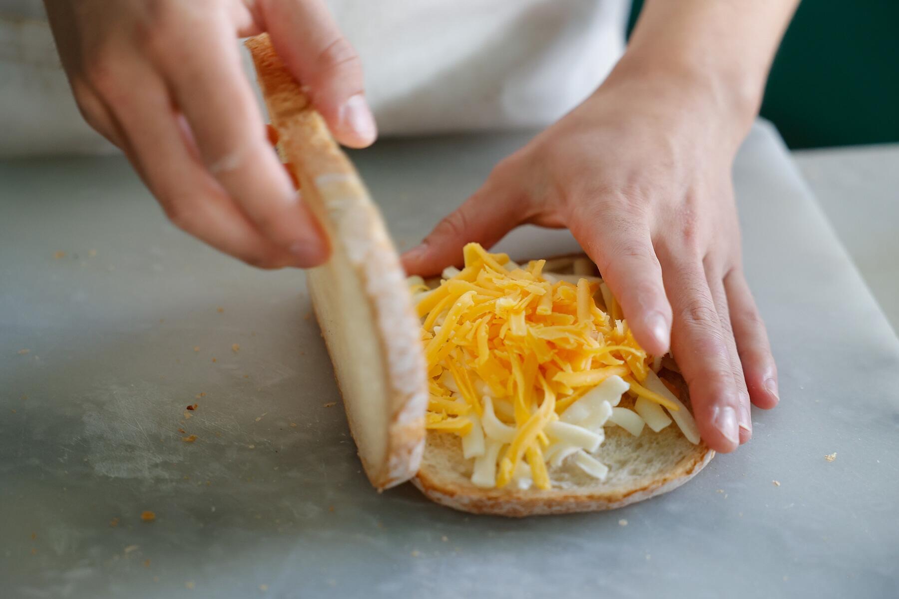 パンにチーズをはさむ