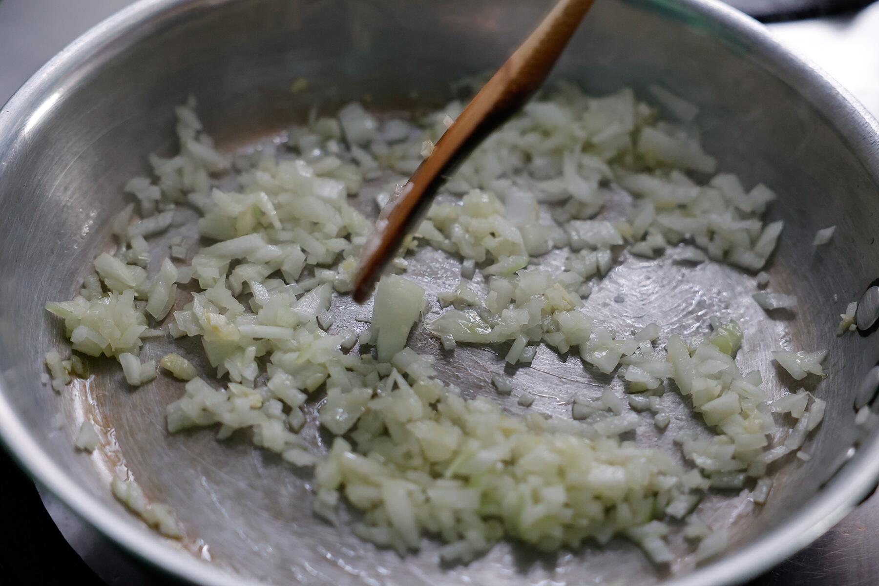 にんにく、玉ねぎを炒める