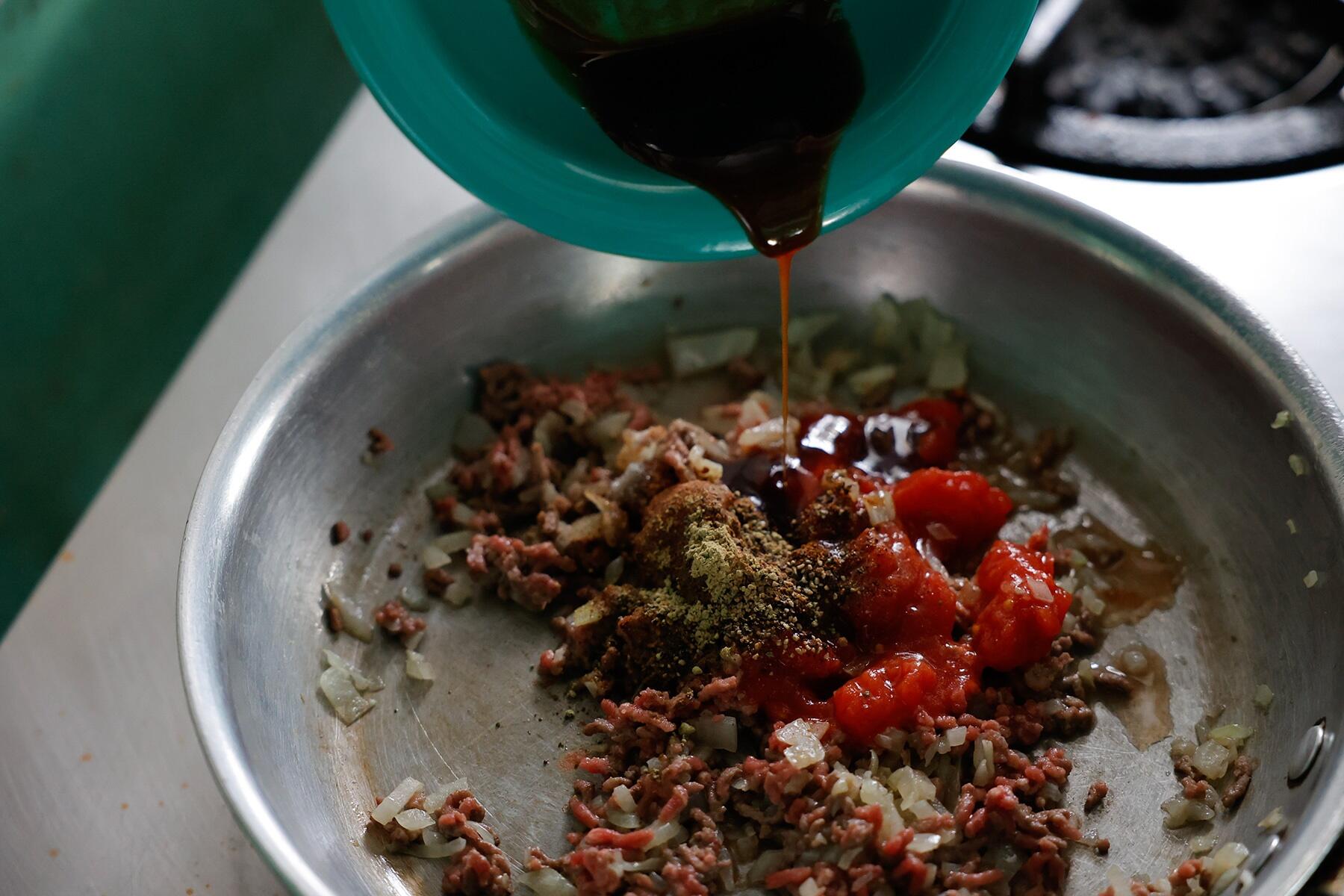 調味料、スパイスを加えて煮詰める