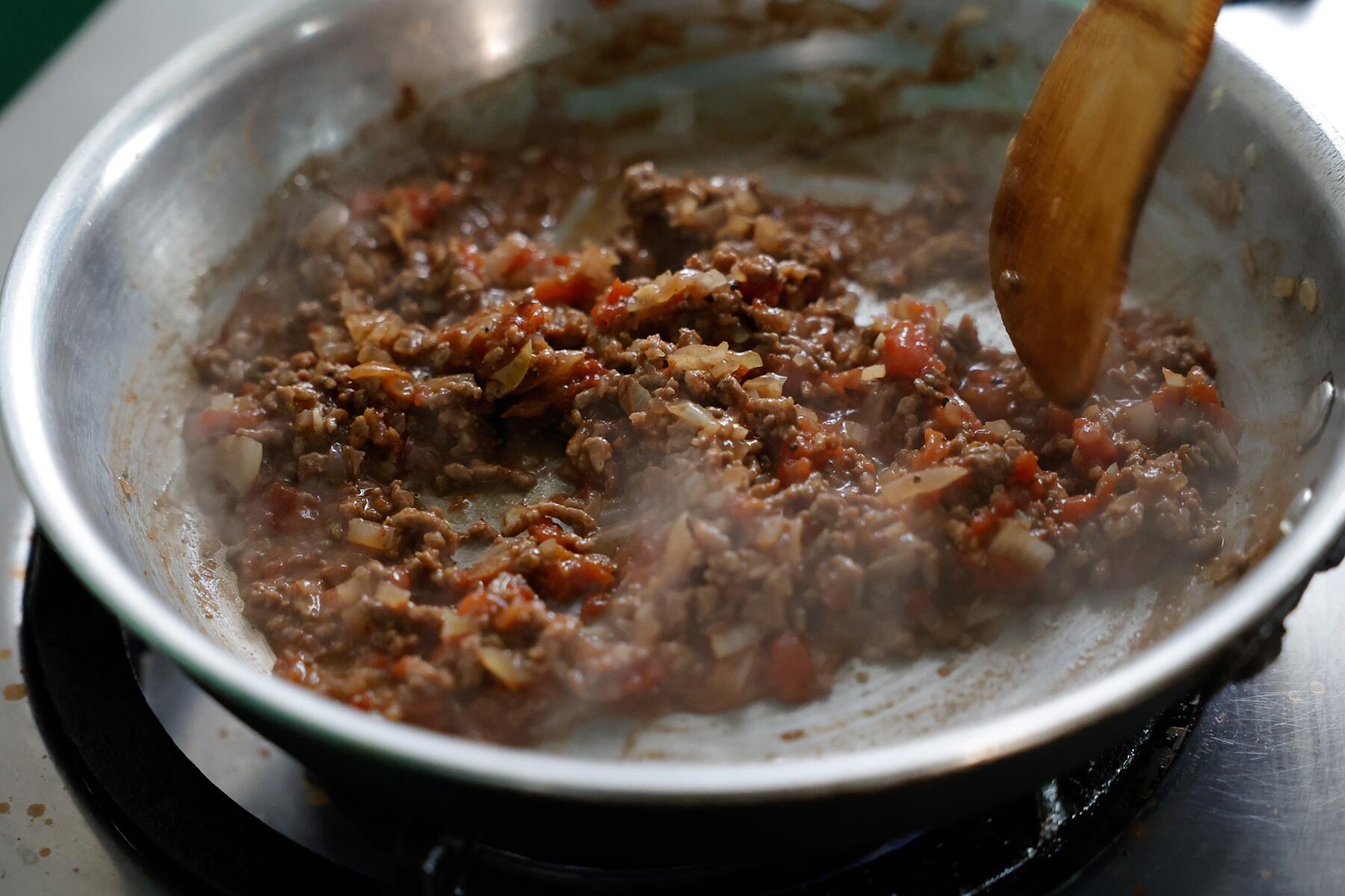 調味料、スパイスを加えて煮詰める