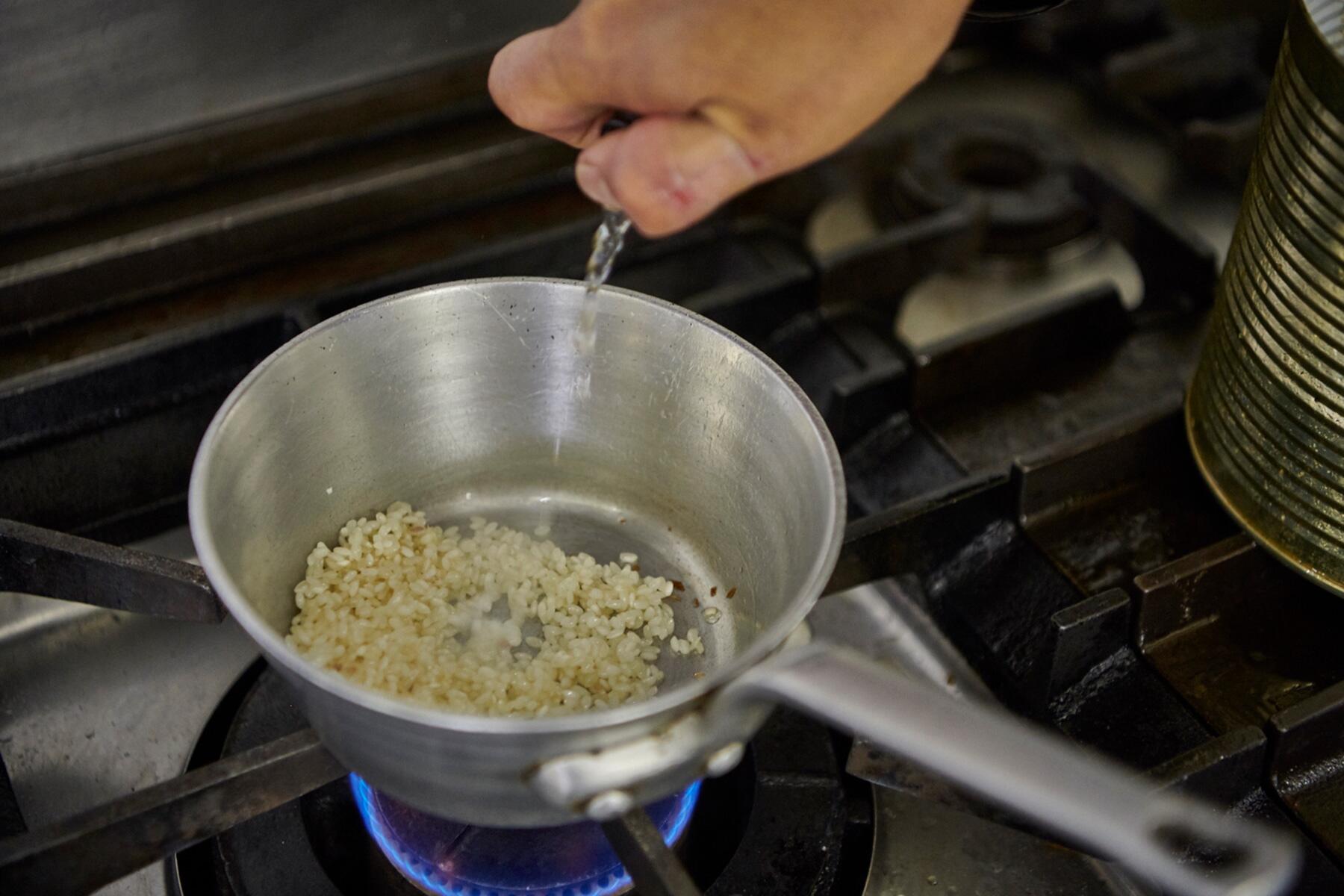 スープを入れて炊く