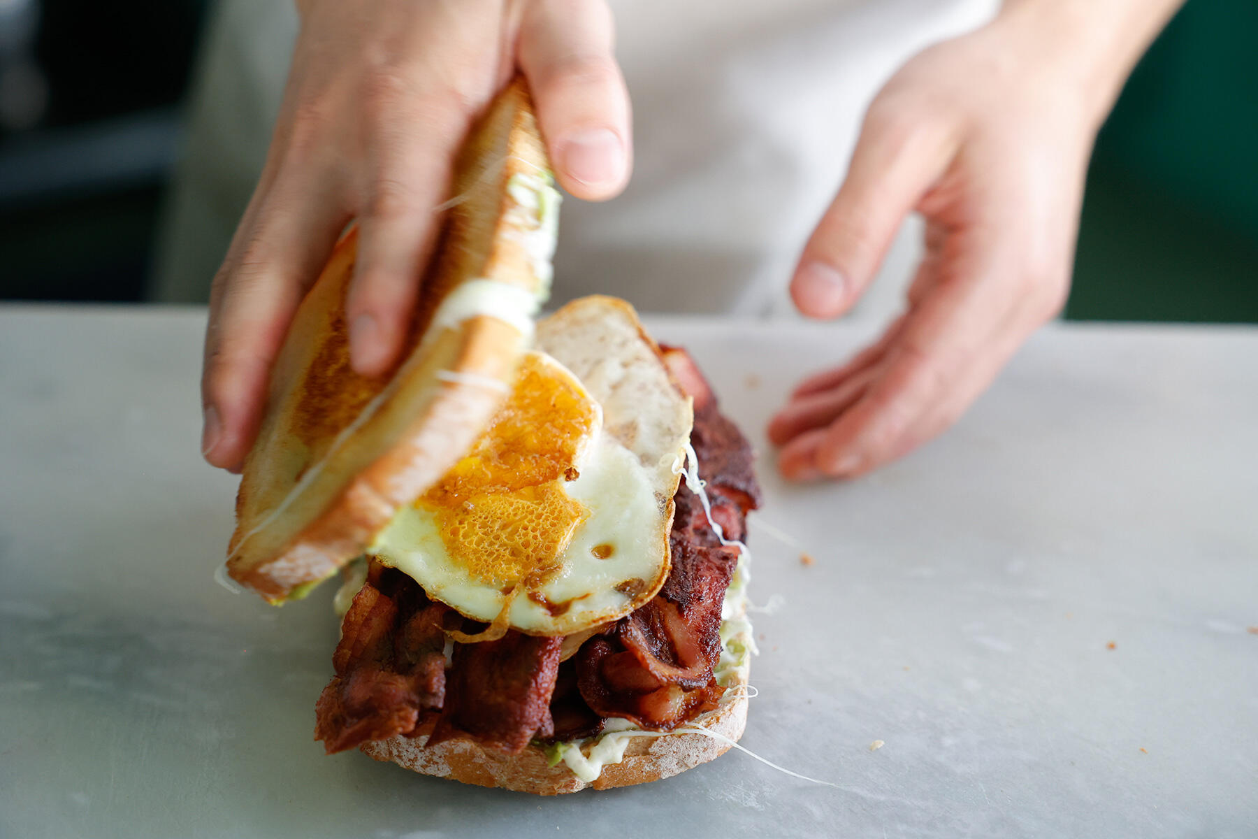 ベーコンと目玉焼きをはさむ