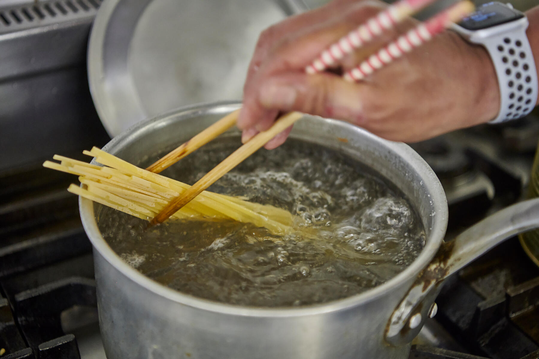 パスタをゆでる
