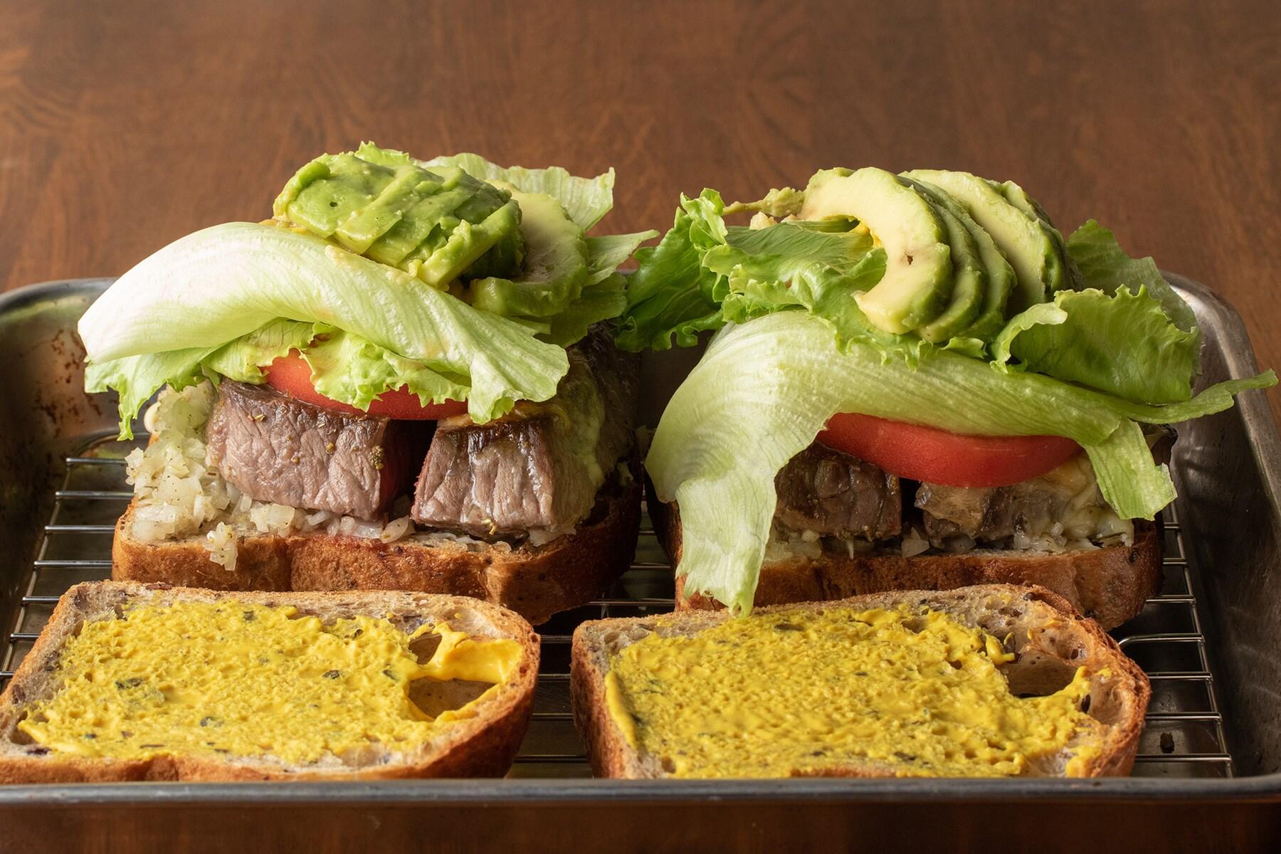 具材をサンドする