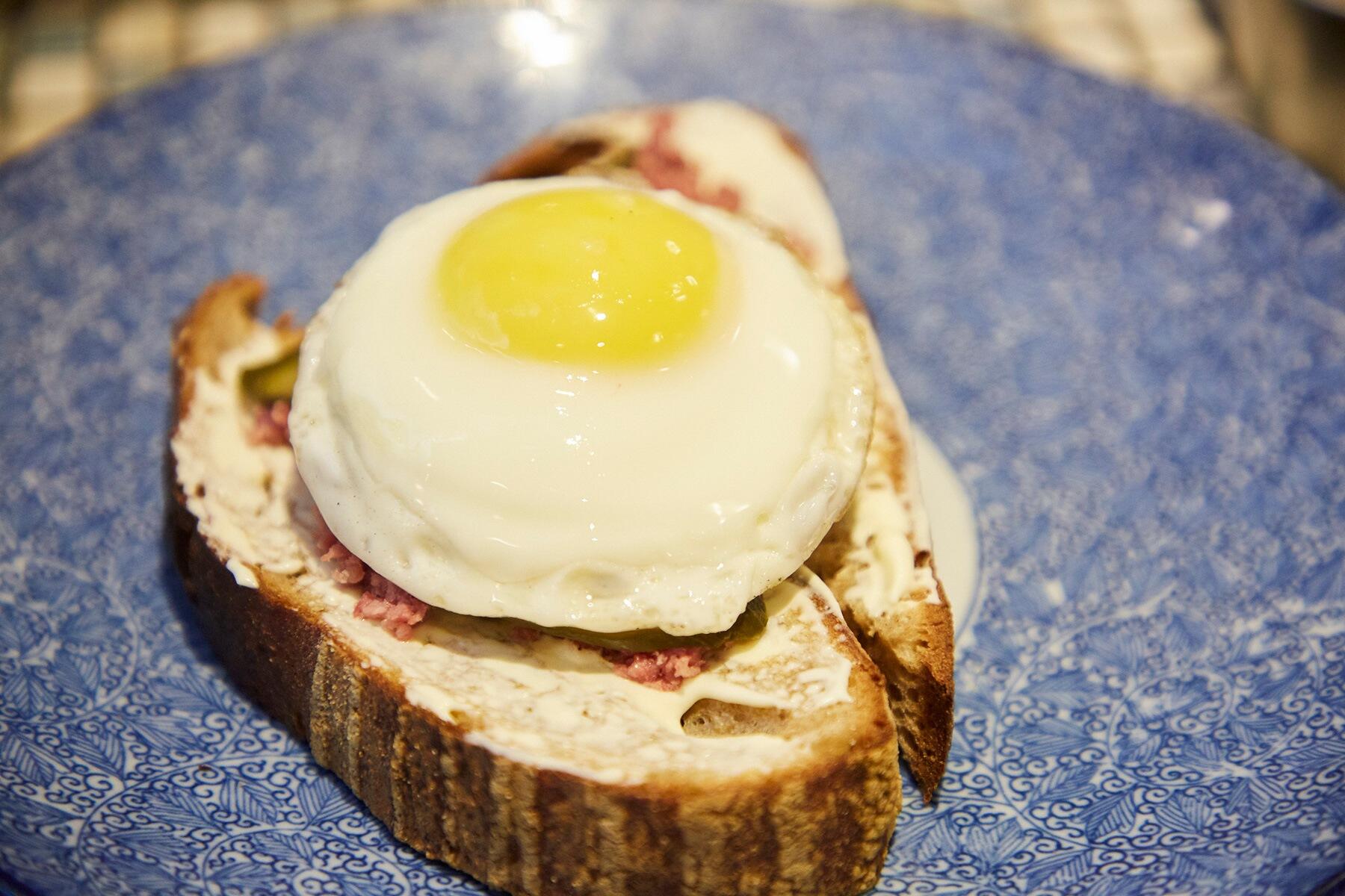 目玉焼きとソースをのせる