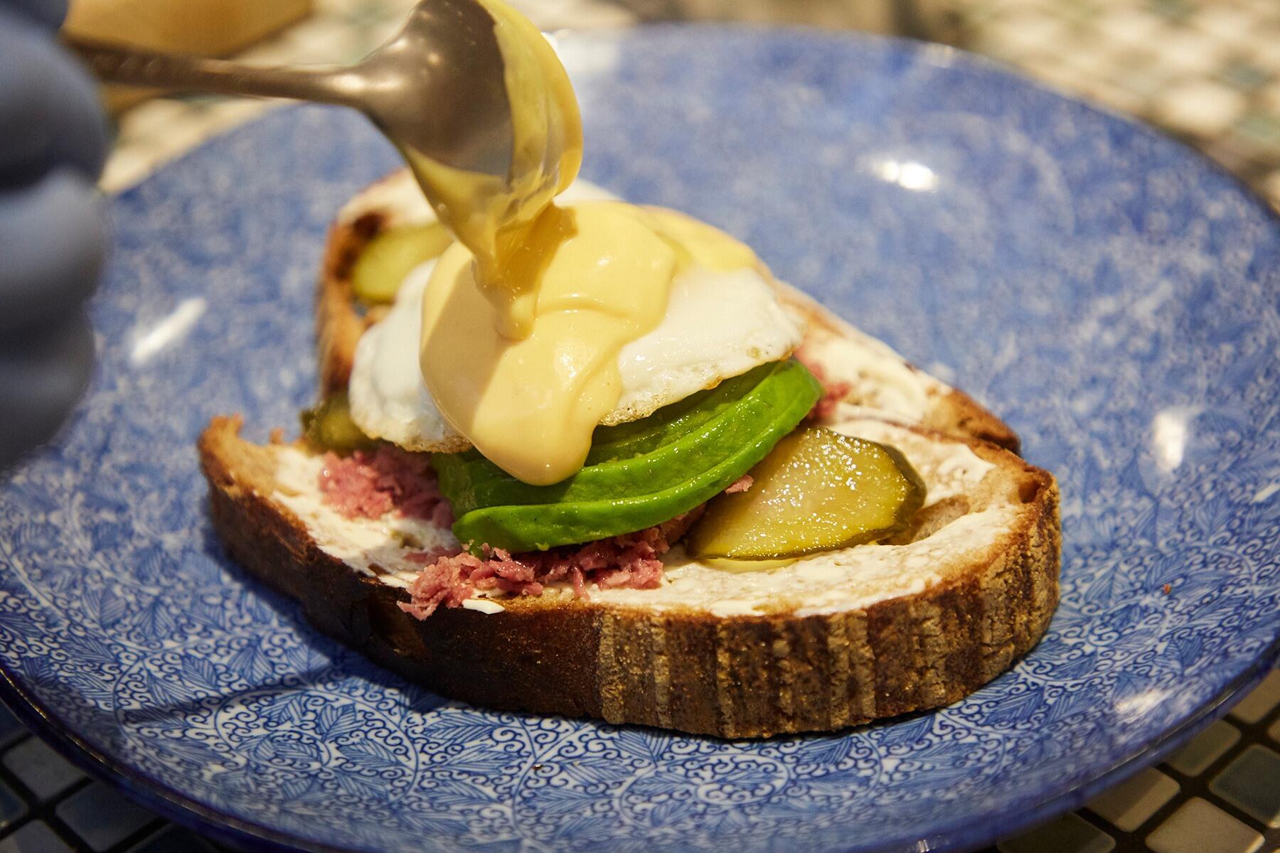 目玉焼きとソースをのせる
