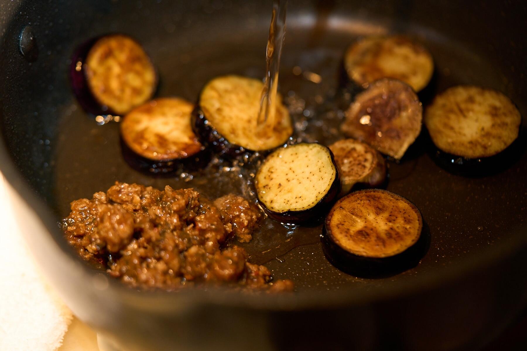 麻婆なすを仕上げる