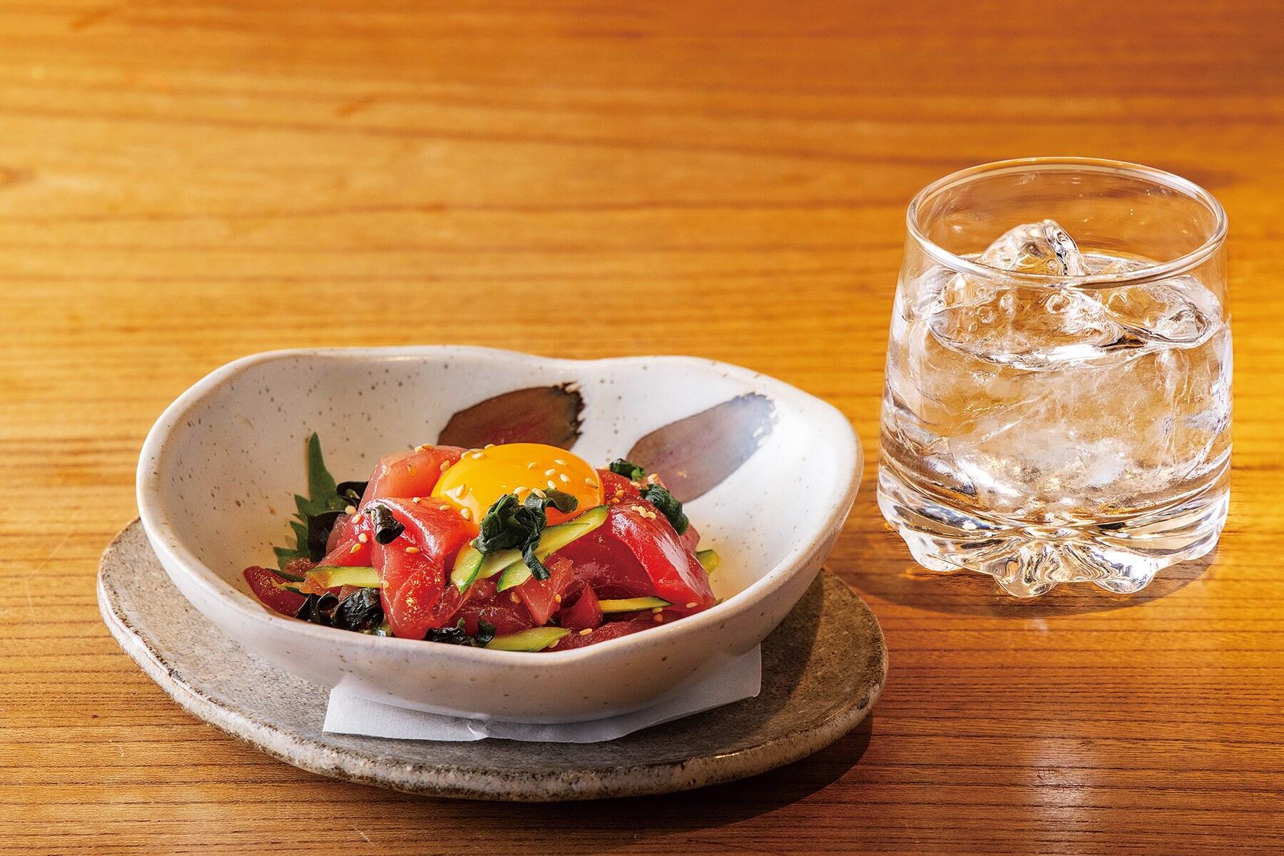 オンザロックで鮪のユッケ仕立て